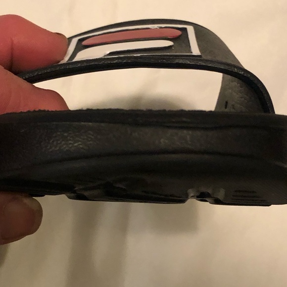 NWOT- FILA Slip-on Sandals. M8/W9 - Picture 10 of 13